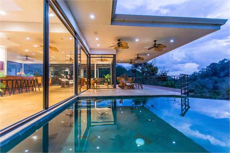 Moderna casa con vista al mar